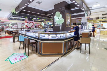 黄金首饰 柜台前的璀璨与零售新风向