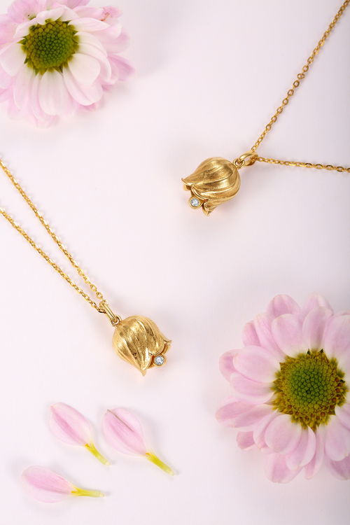 光影间绽放的永恒 K金铃兰钻石吊坠的摄影与修图艺术